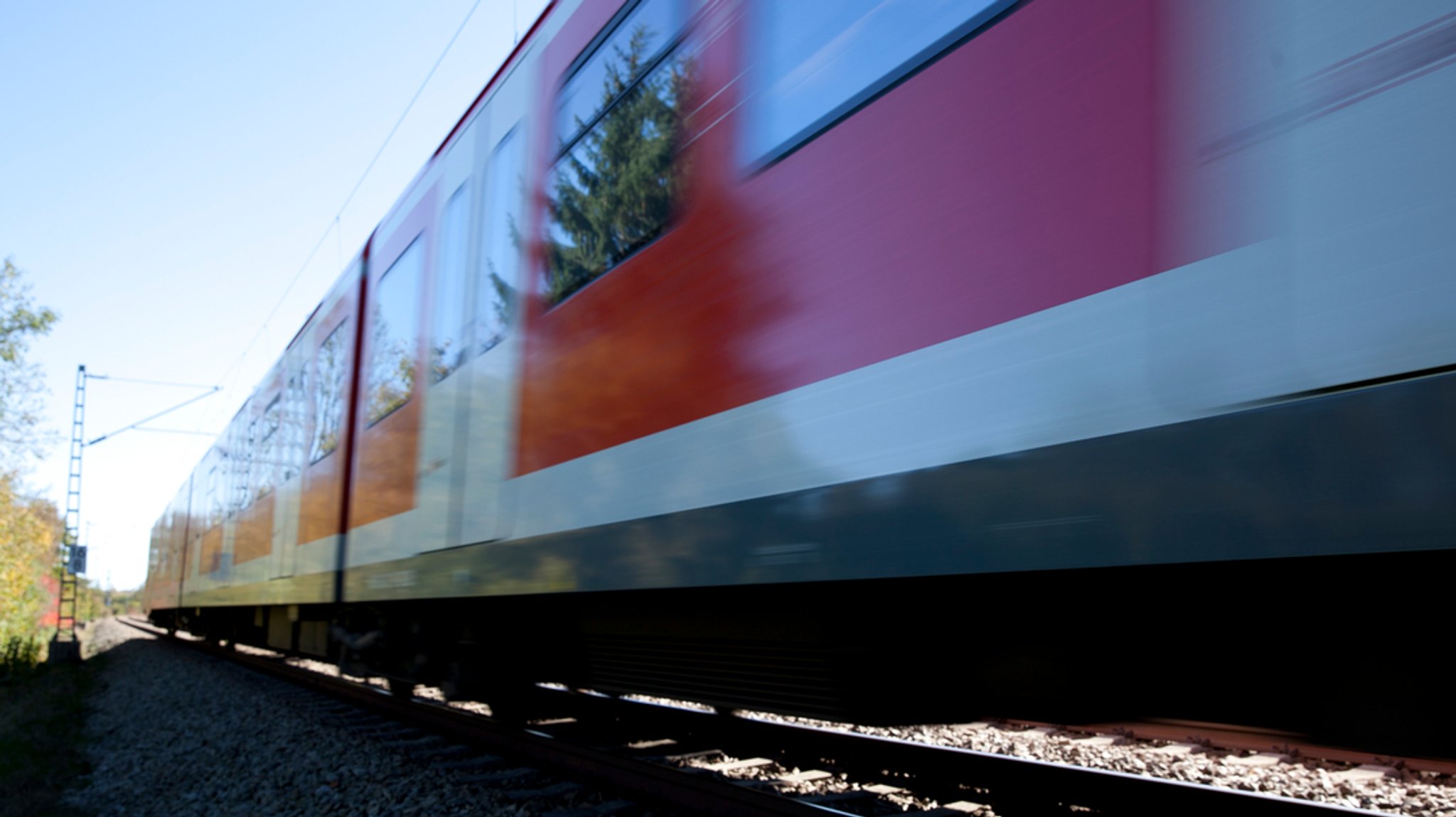 Ein vorbeifahrender Zug der Deutschen Bahn.