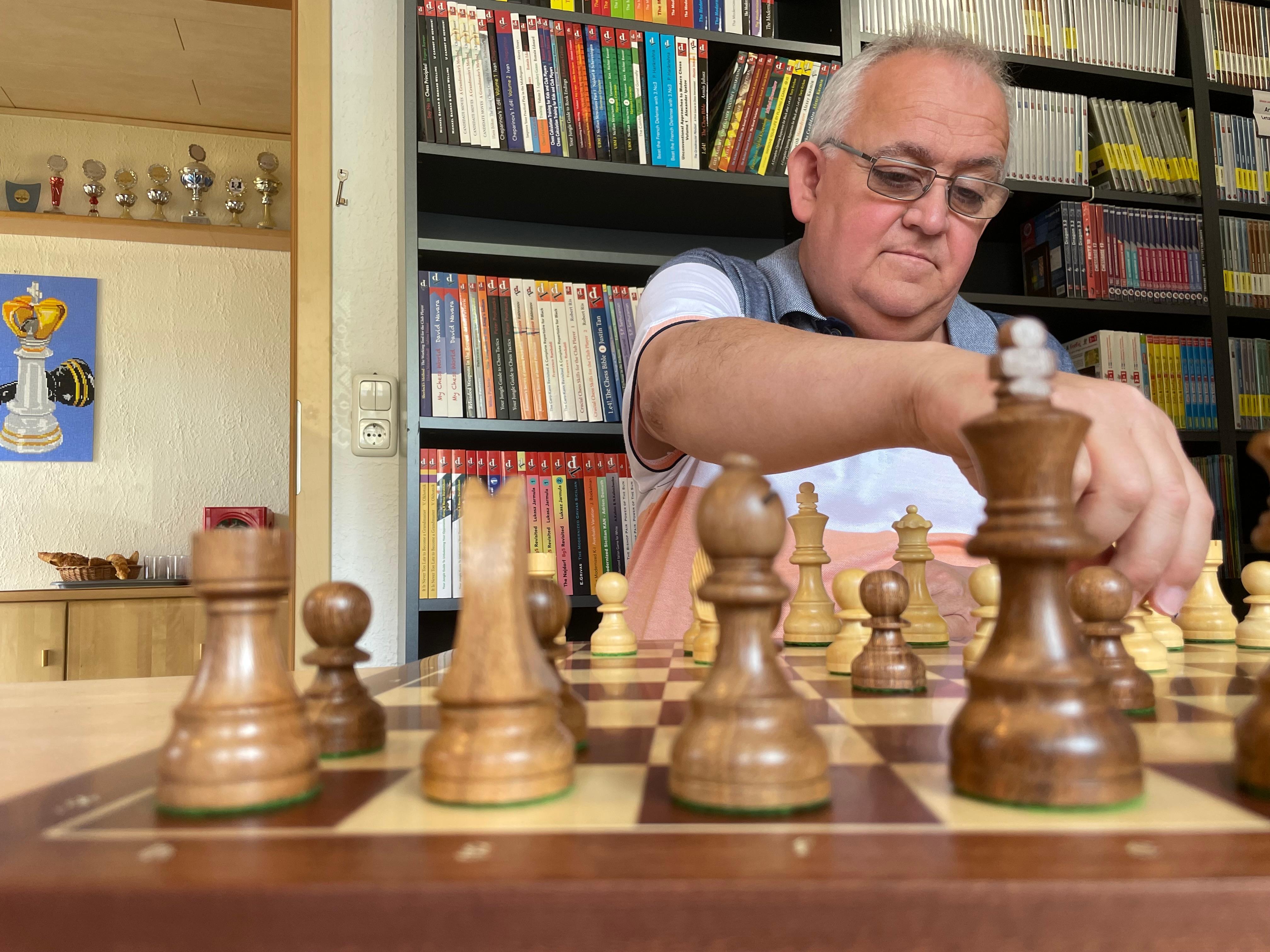 Schach Ist Sein Leben: Versandhändler Aus Leidenschaft | BR24