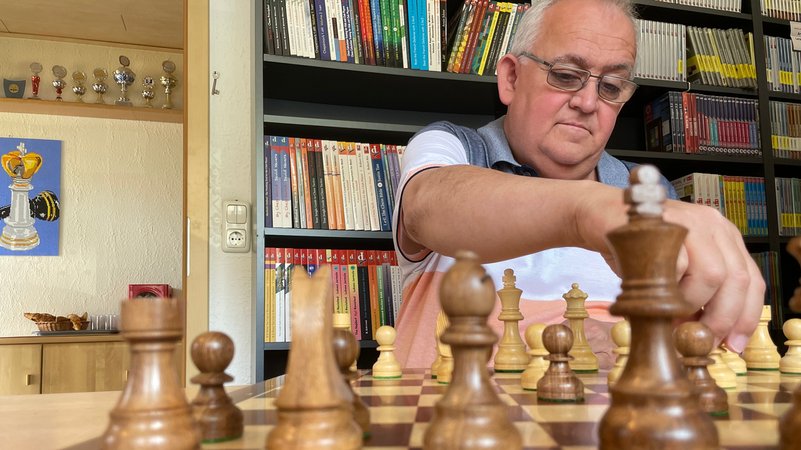Robert Ullrich aus dem unterfränkischen Eltmann hat sein Leben dem Schach gewidmet.