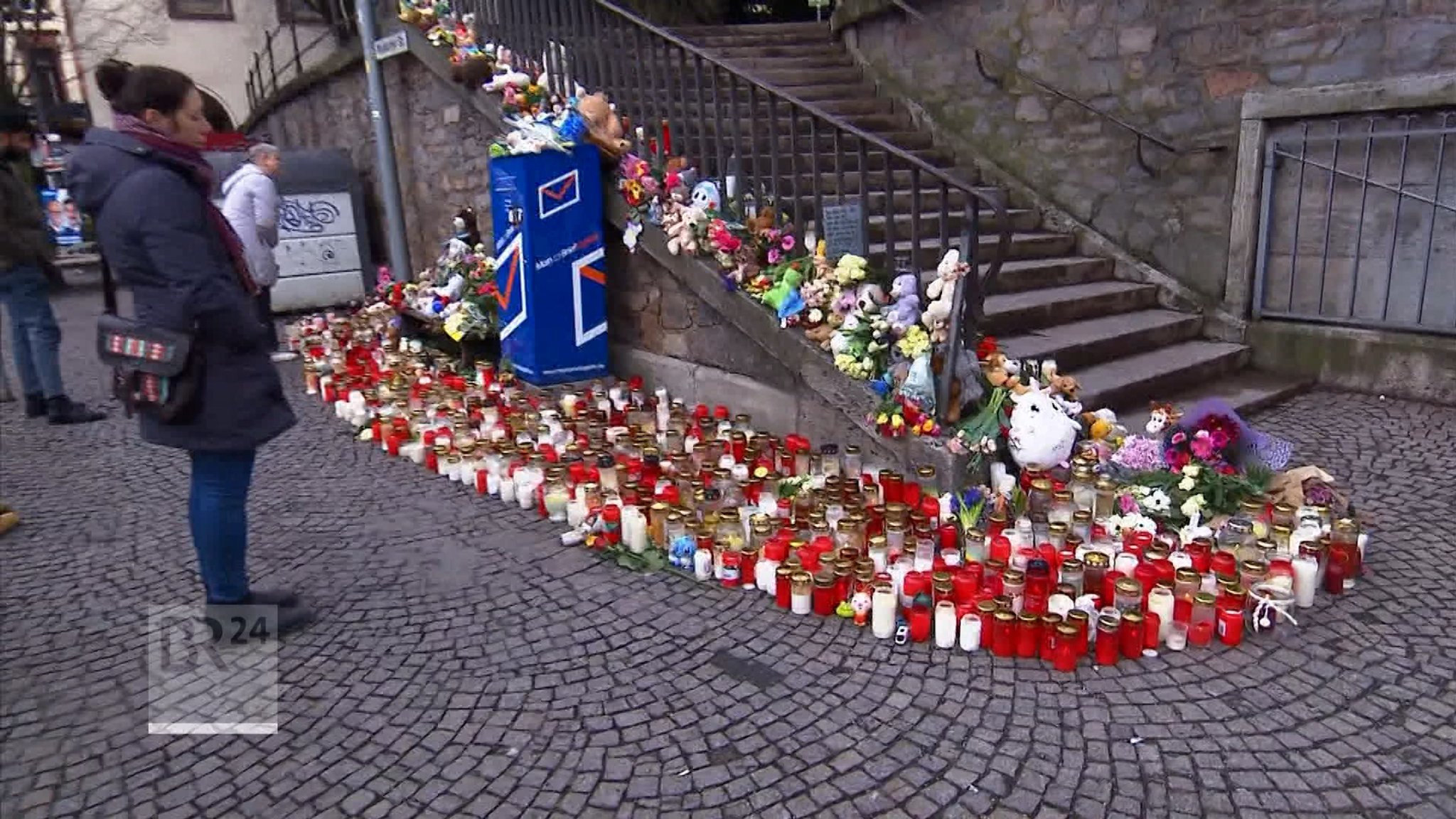 Tag Zwei nach der Messerattacke in Aschaffenburg. In der Stadt gibt es sowohl stille Trauer, als auch Demos und Gegendemos.