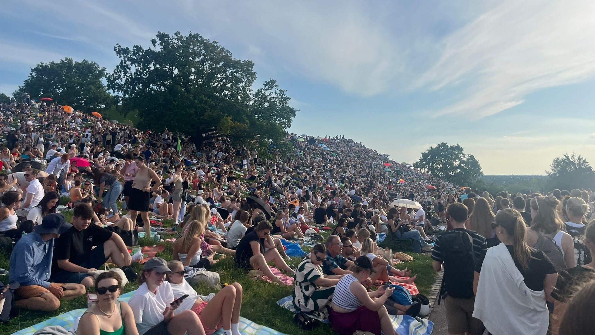 Zahlreiche Fans auf Picknickdecken auf dem Olympiaberg