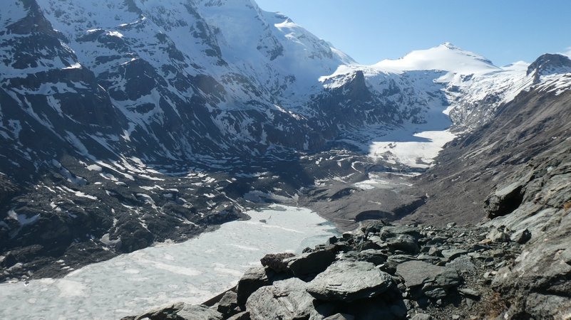 Die Pasterze: Österreichs größter Gletscher zerfällt in Teile und wird bald nicht mehr Österreichs größter Gletscher sein. | Bild: BR/ Georg Bayerle Die Pasterze: Österreichs größter Gletscher zerfällt in Teile und wird bald nicht mehr Österreichs größter Gletscher sein.