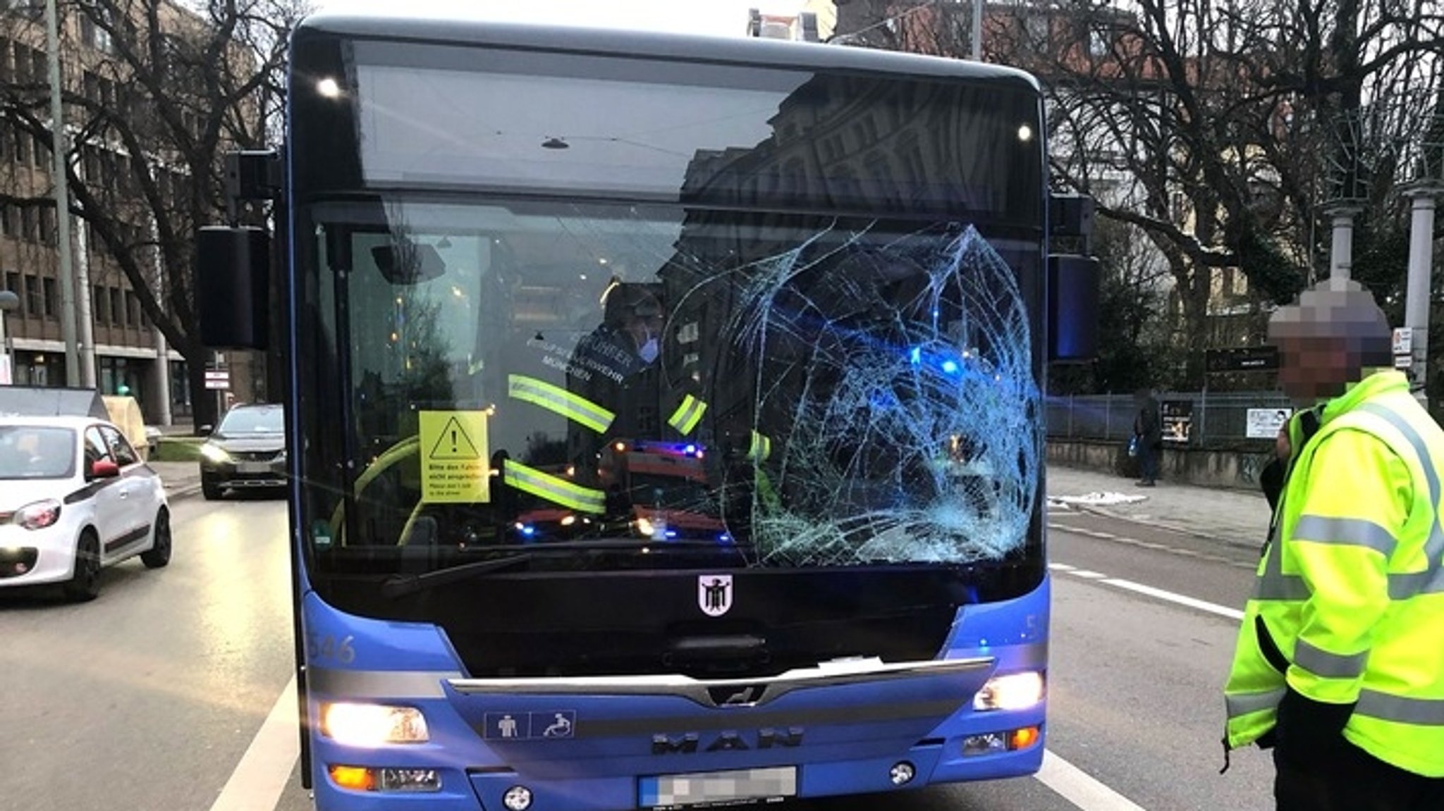 Die Frontscheibe des Linienbusses ist nach dem Unfall zersplittert