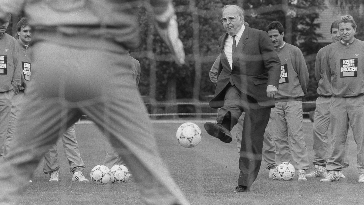 Helmut Kohl trainiert im Mai 1990 im Mannschaftslager