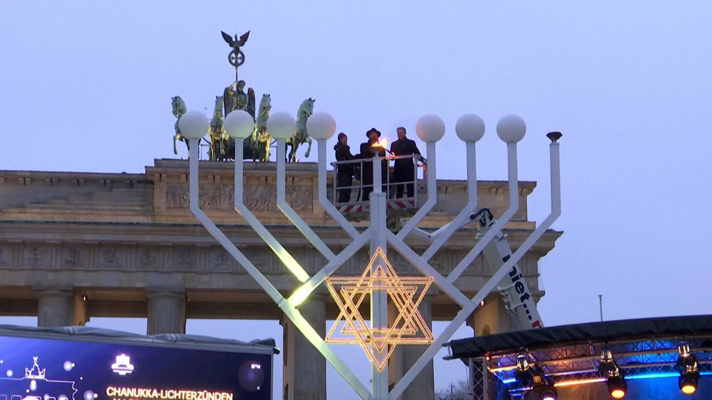 In Berlin ist am Nachmittag das erste Licht am großen Chanukka-Leuchter am Brandenburger Tor entzündet worden.