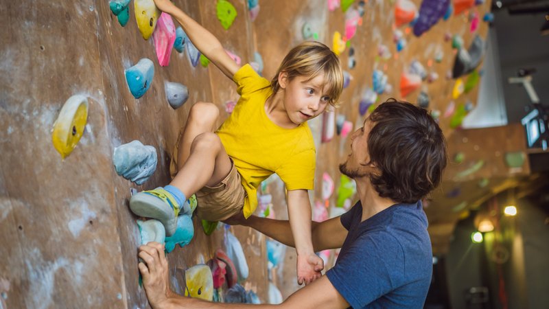 Ein Kind klettert an einer Kletterwand (Symbolbild). | Bild: Lebenshilfe Fichtelgebirge Ein Kind klettert an einer Kletterwand (Symbolbild).