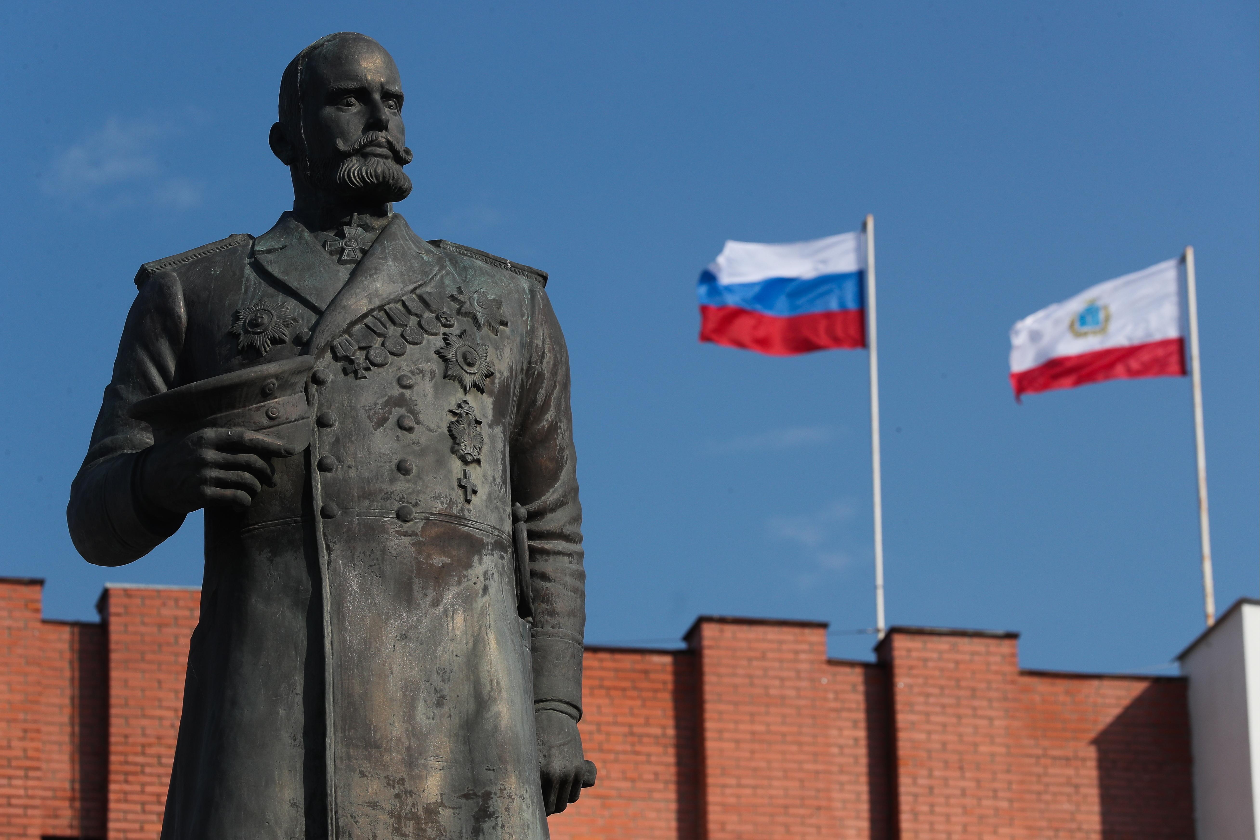 Standbild vor der russischen Flagge