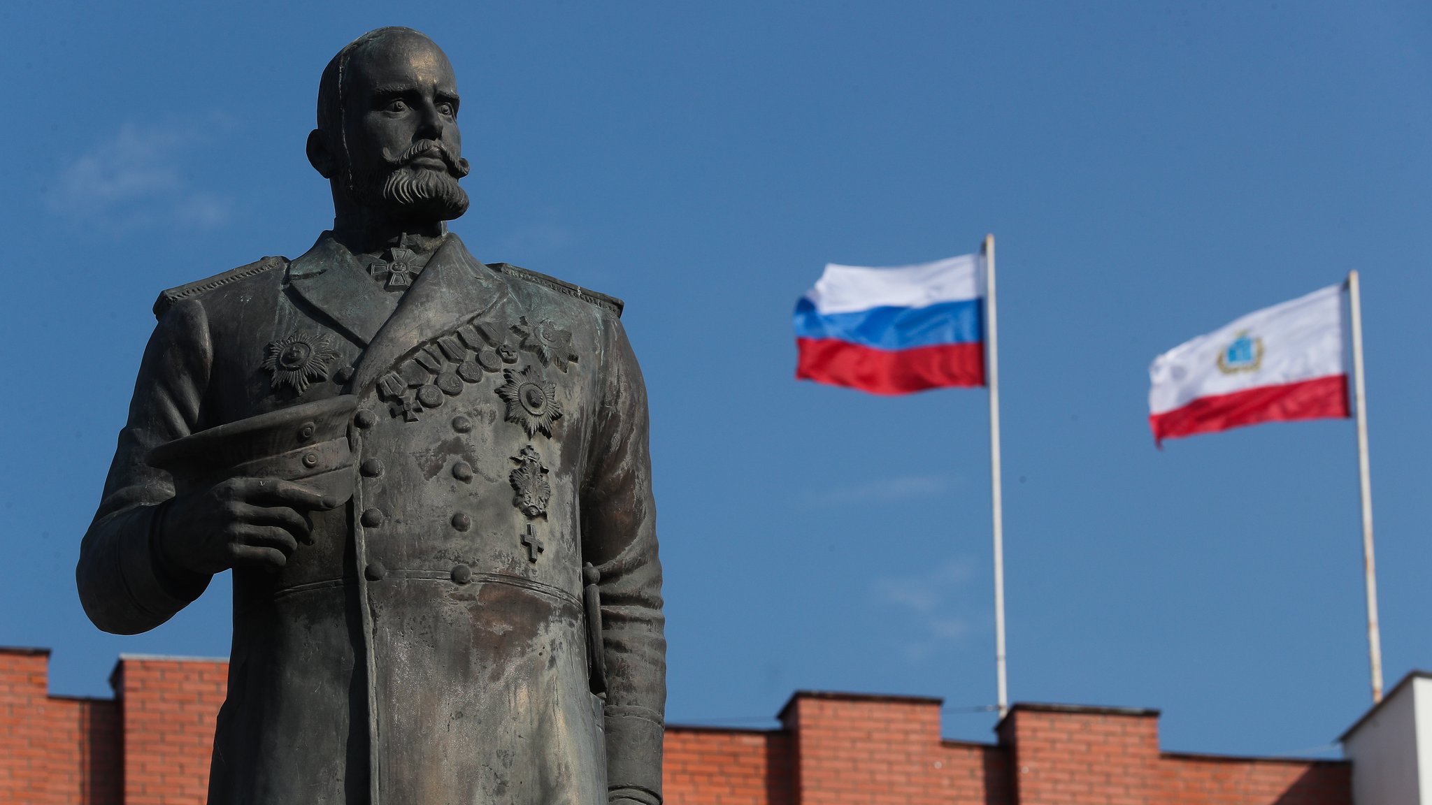 Standbild vor der russischen Flagge