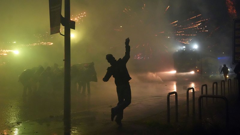 Ein junger Demonstrant wirft bei den Ausschreitungen in Mailand einen Feuerwerkskörper in Richtung der Sicherheitskräfte. | Bild: dpa-Bildfunk/Claudio Furlan Ein junger Demonstrant wirft bei den Ausschreitungen in Mailand einen Feuerwerkskörper in Richtung der Sicherheitskräfte.