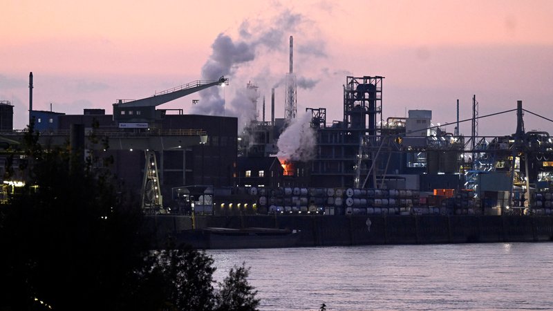 Industrieanlagen leiten Trifluoressigsäure in Gewässer ab. | Bild: dpa-Bildfunk/Roberto Pfeil Industrieanlagen leiten Trifluoressigsäure in Gewässer ab.