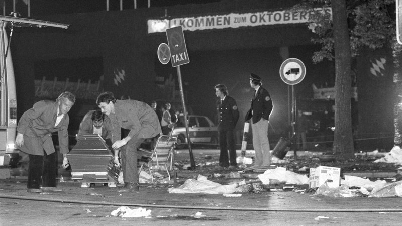 Bergung der Toten nach dem Terroranschlag auf dem Oktoberfest in München im Jahr 1980.