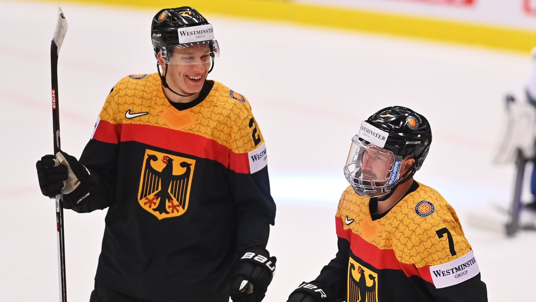 Maksymilian Szuber (l) und Maximilian Kastner aus Deutschland bejubeln ein Tor. 