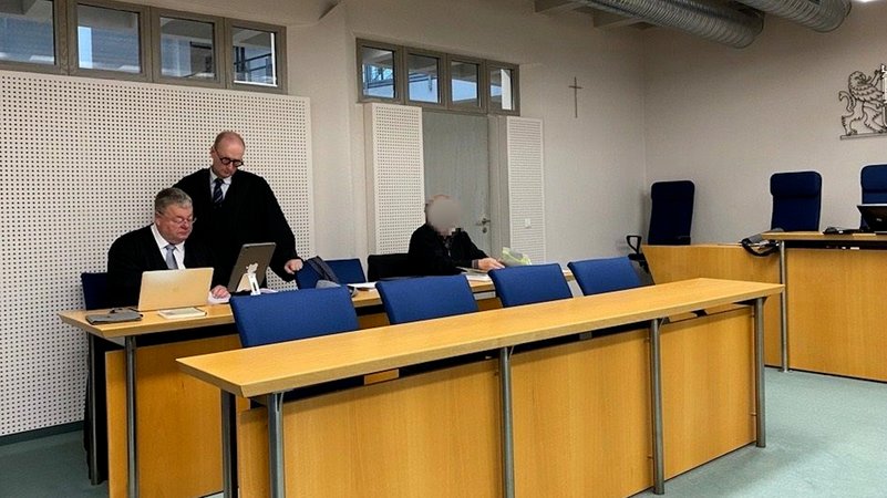 Der angeklagte Maristen-Frater (rechts) und seine Verteidiger vor dem Landgericht Memmingen. | Bild: BR/ Florian Regensburger Der angeklagte Maristen-Frater (rechts) und seine Verteidiger vor dem Landgericht Memmingen.