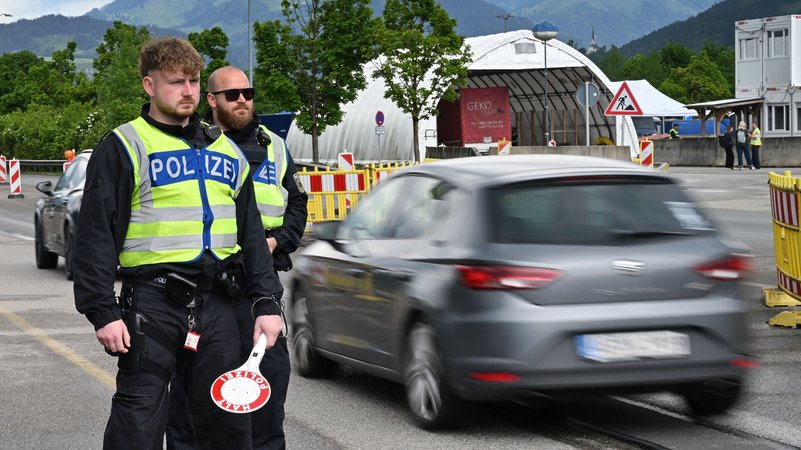 Grenzkontrollen der Bayerischen Grenzpolizei am Grenzübergang Kiefersfelden | Bild: picture alliance / SVEN SIMON | Frank HOERMANN / SVEN SIMON Grenzkontrollen der Bayerischen Grenzpolizei am Grenzübergang Kiefersfelden