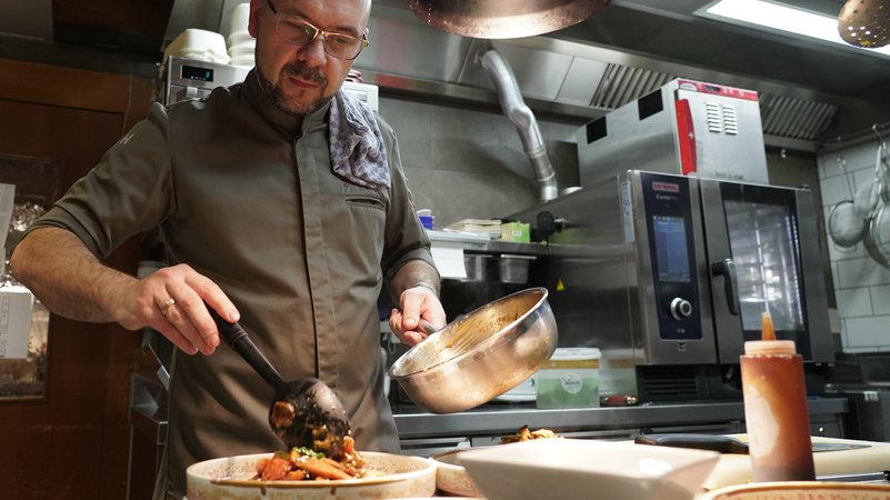 Gastwirt Jan Hiller aus Ziemetshausen. | Bild: BR / Peter Allgaier Gastwirt Jan Hiller aus Ziemetshausen.