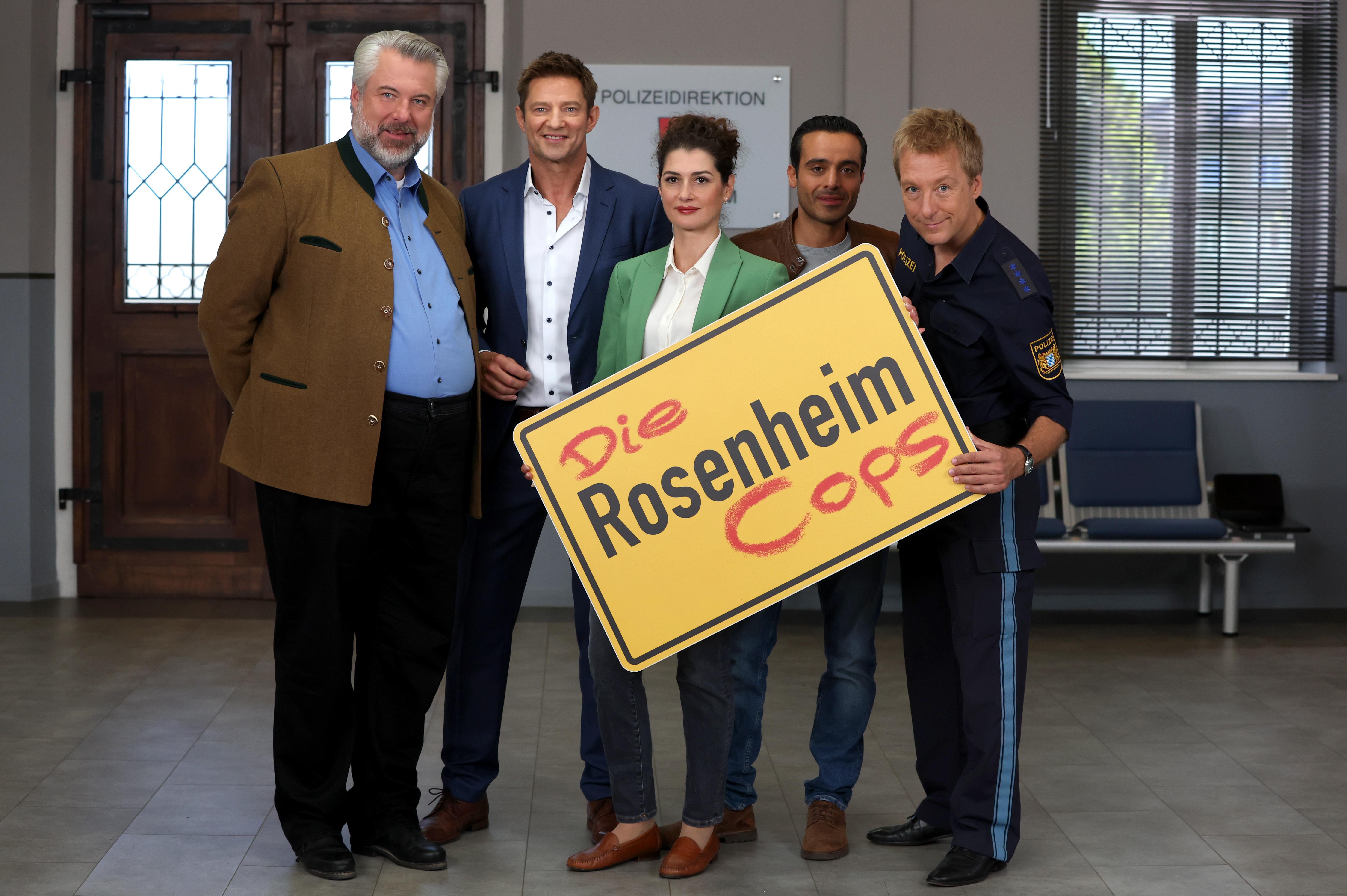 So sieht er aus, der echte Igor Jeftic (Zweiter von Links): Ein Mann hat sich als den Schauspieler ausgegeben und ergaunerte so Geld.