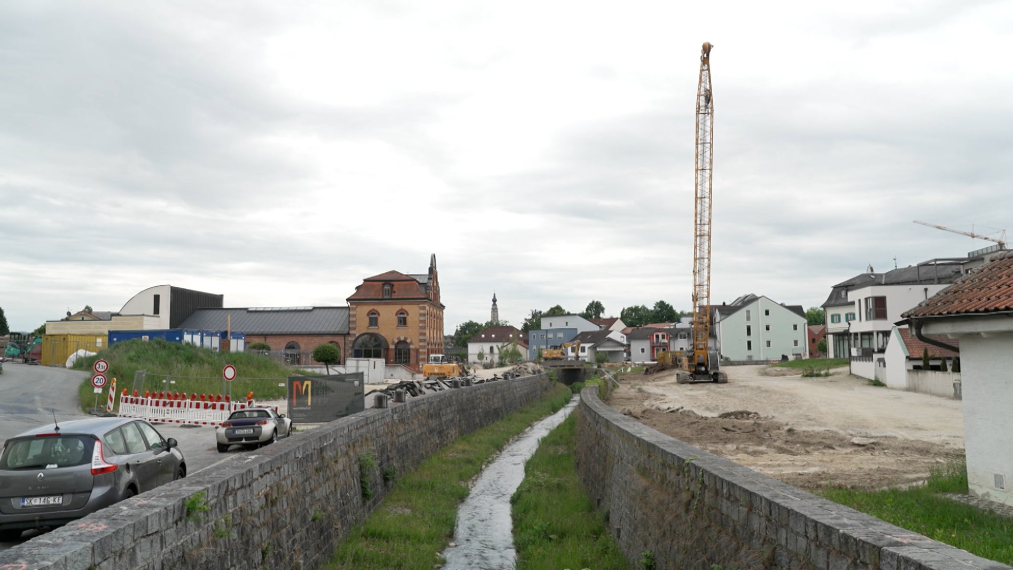 Der kleine Simbach war 2016 ein reißender Strom. Aktuell wird am Hochwasserschutz gebaut – noch bis 2030.