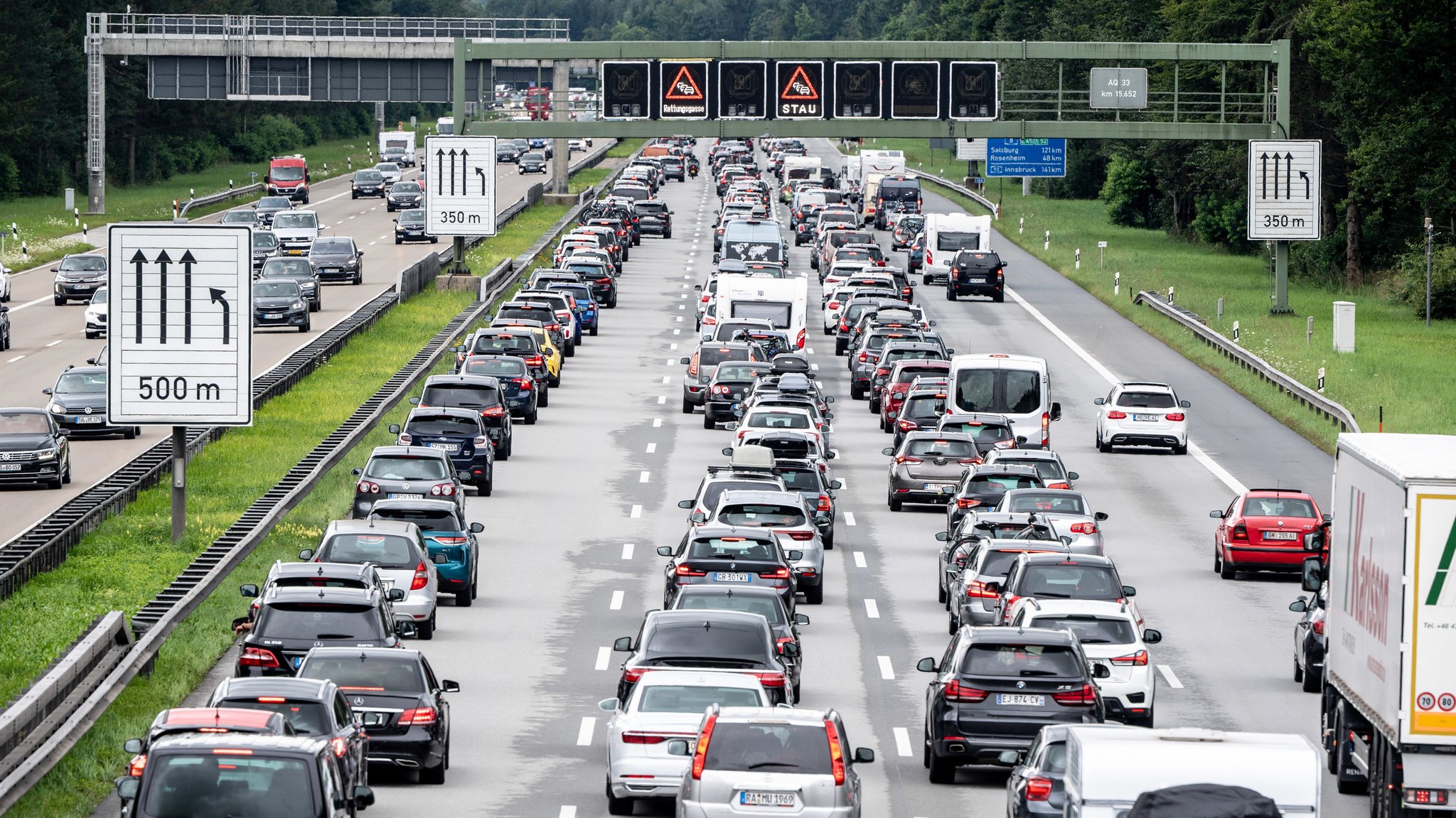  Der Verkehr staut sich auf der A8 in Fahrtrichtung Brenner.