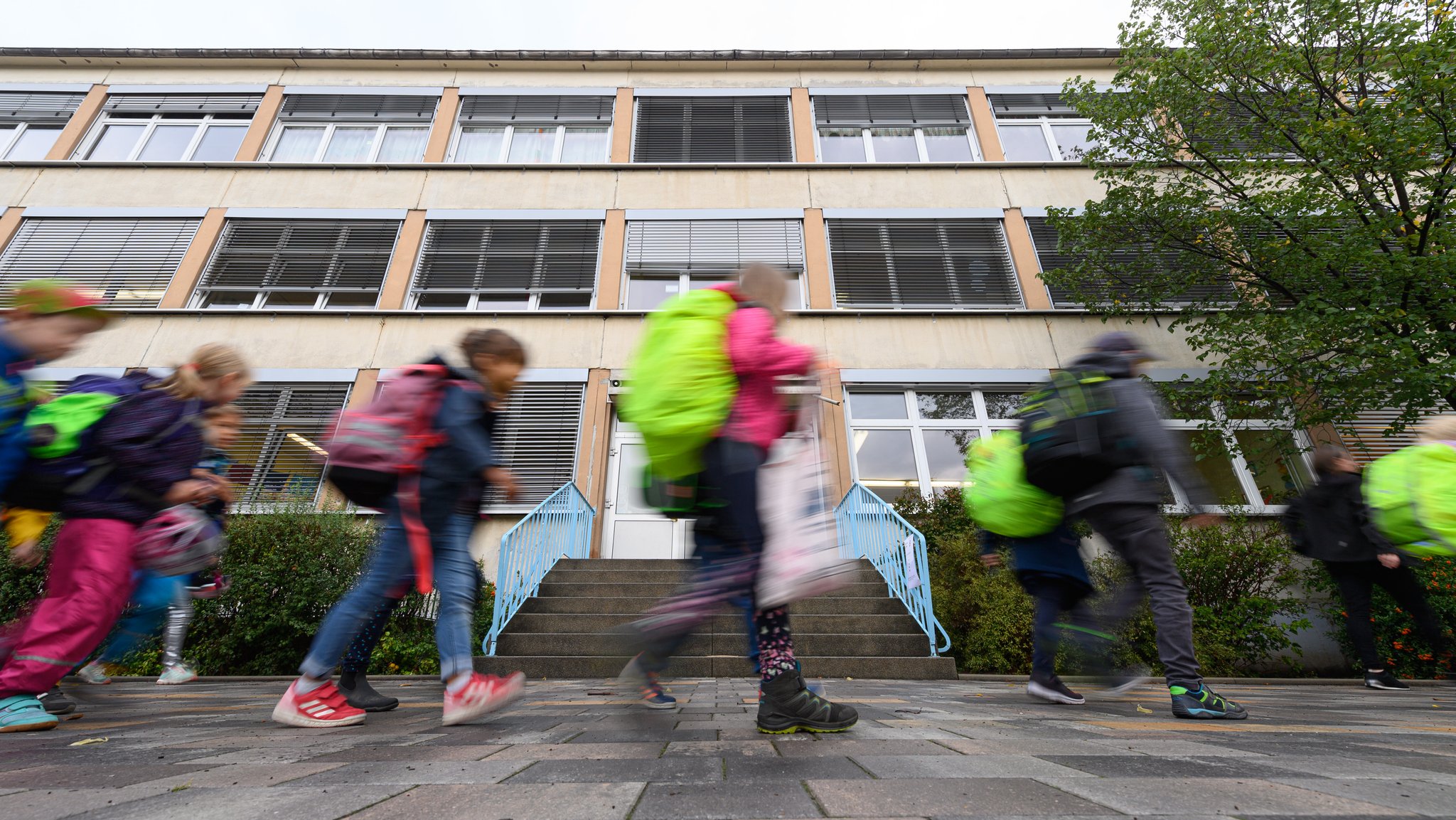 Schülerinnen und Schüler vor einem Schulgebäude | Bild: picture alliance/dpa/dpa-Zentralbild | Robert Michael Schülerinnen und Schüler vor einem Schulgebäude