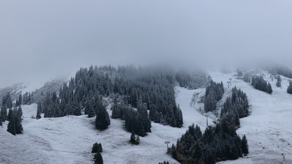 Mit Neuschnee überzogenes Skigebiet bei Bad Hindelang am 13.10.2021.