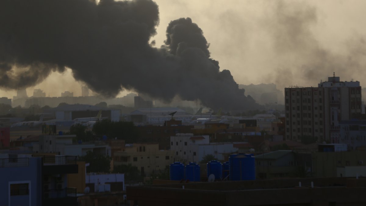 Rauch steigt über der sudanesischen Hauptstadt Khartoum auf. 
