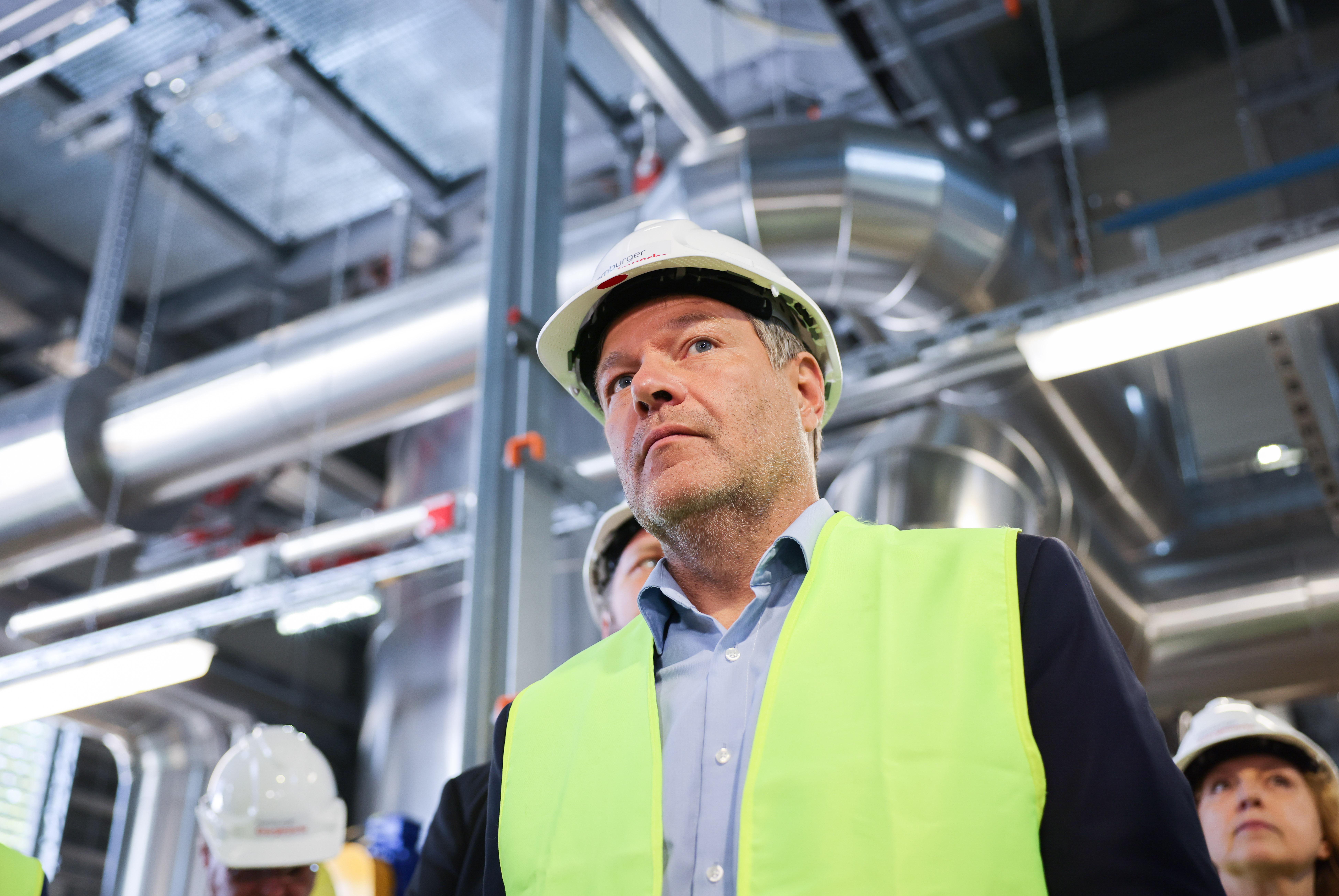 Robert Habeck (Bündnis 90/Die Grünen), Bundesminister für Wirtschaft und Klimaschutz, bei einem Pressetermin zur Fertigstellung einer Wind-zu-Wärme-Anlage (Power-to-Heat-Anlage) auf dem Gelände des Heizkraftwerks Wedel.