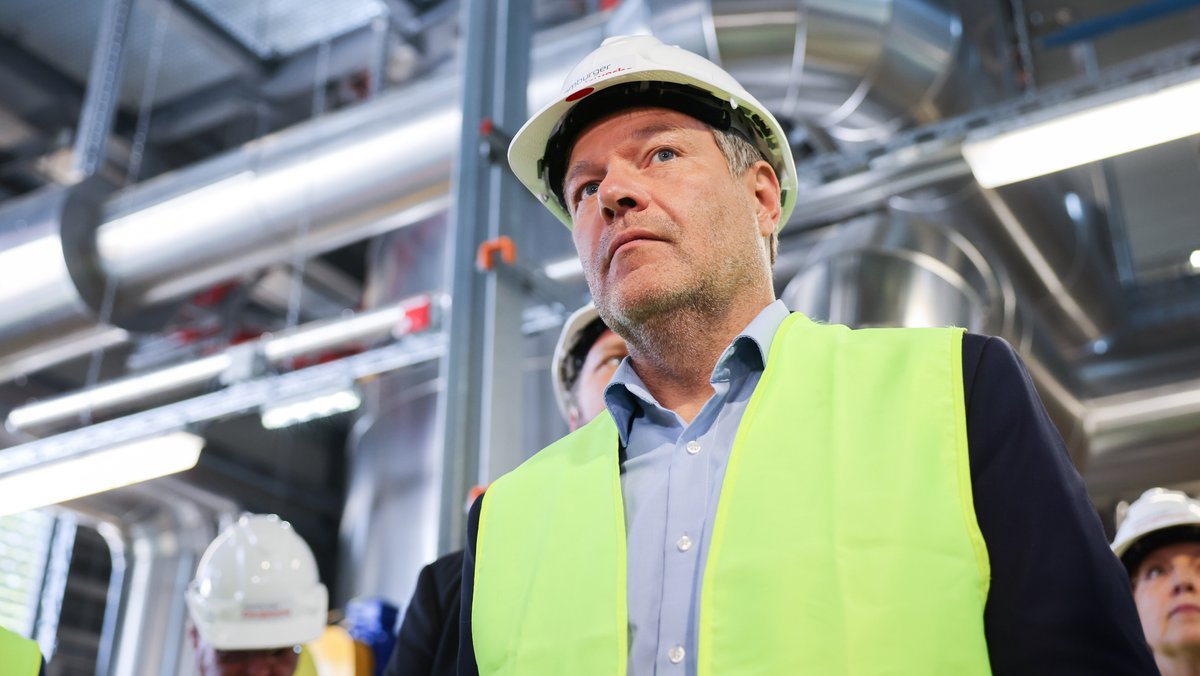 Robert Habeck (Bündnis 90/Die Grünen), Bundesminister für Wirtschaft und Klimaschutz, bei einem Pressetermin zur Fertigstellung einer Wind-zu-Wärme-Anlage (Power-to-Heat-Anlage) auf dem Gelände des Heizkraftwerks Wedel.