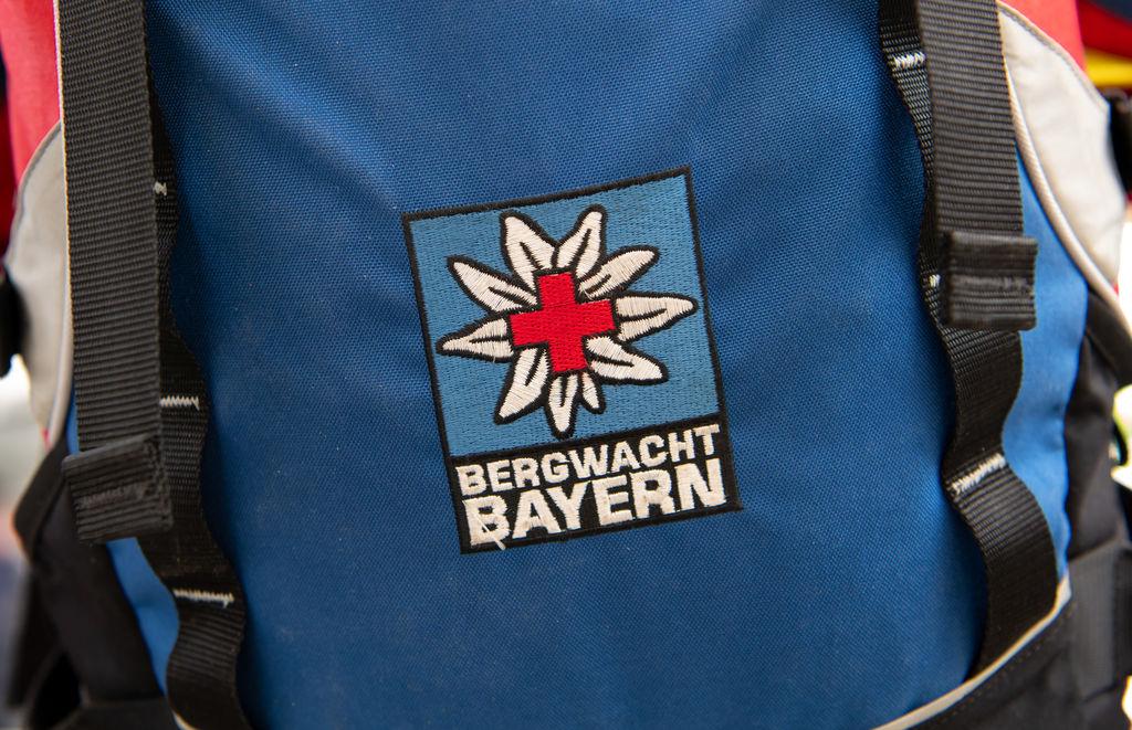 Das Logo der Bergwacht ist an einem Rucksack zu sehen. 
