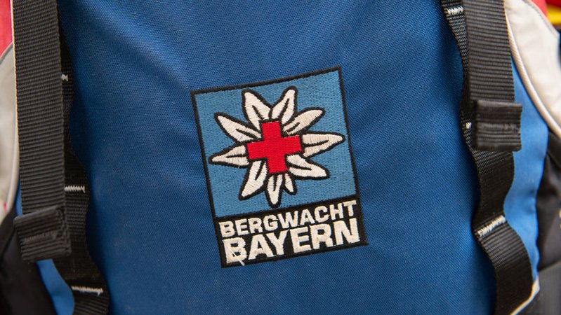Das Logo der Bergwacht ist an einem Rucksack zu sehen. | Bild: dpa-Bildfunk / Sven Hoppe Das Logo der Bergwacht ist an einem Rucksack zu sehen.