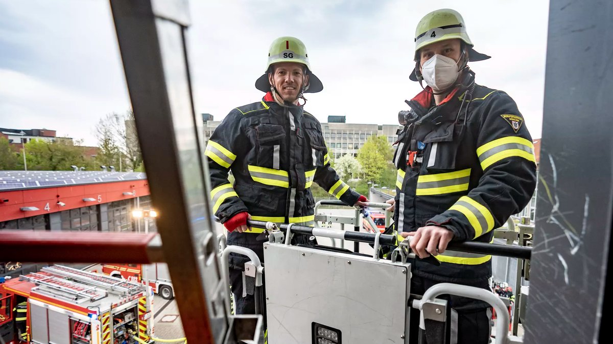 Bayern-Trainer Julian Nagelsmann zu Besuch bei der Freiwilligen Feuerwehr München