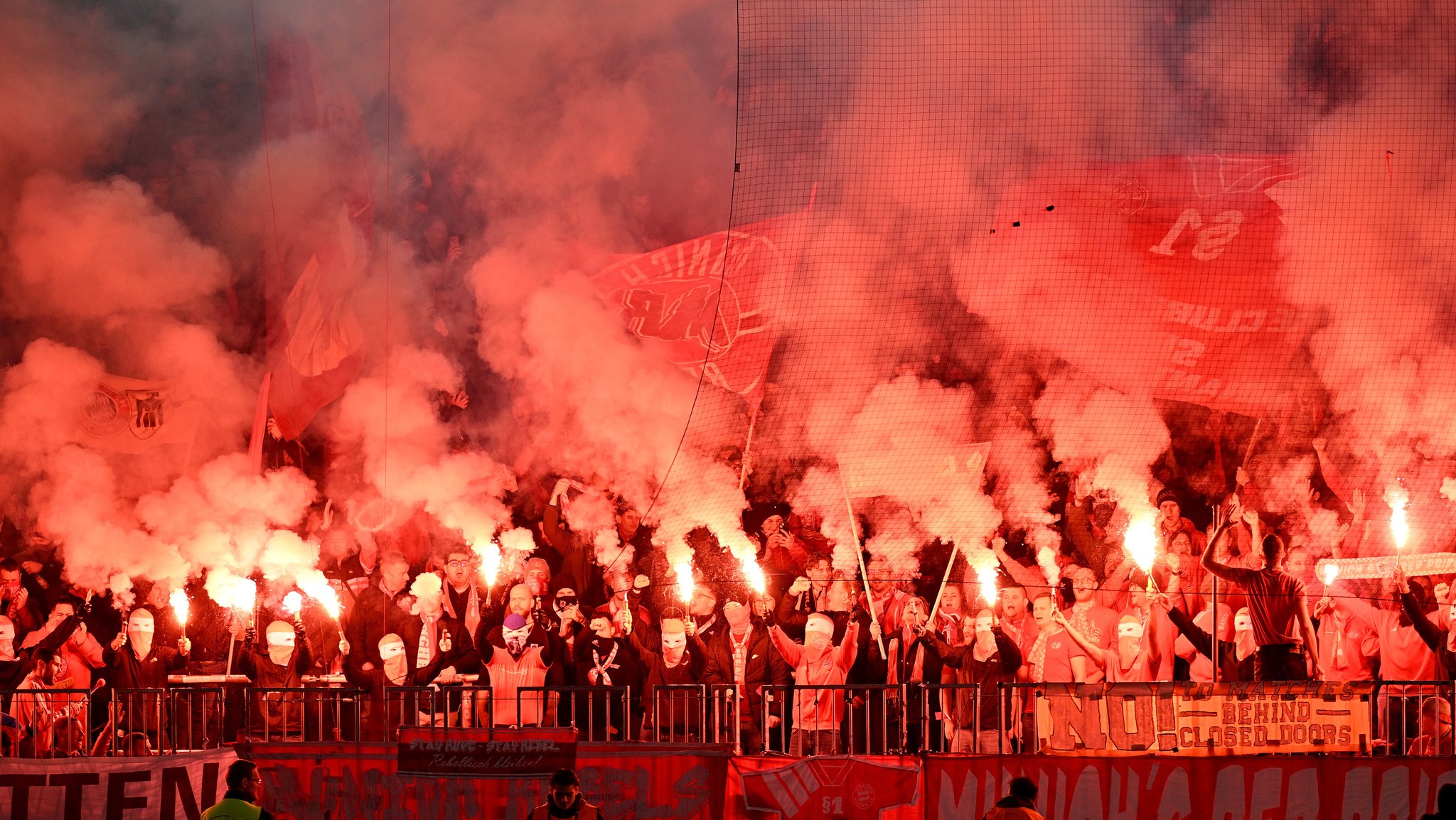 Fans des FC Bayern brennen gegen Sporting Lissabon Pyrotechnik ab | Bild: picture alliance / Pressefoto Ulmer | Markus Ulmer Fans des FC Bayern brennen gegen Sporting Lissabon Pyrotechnik ab