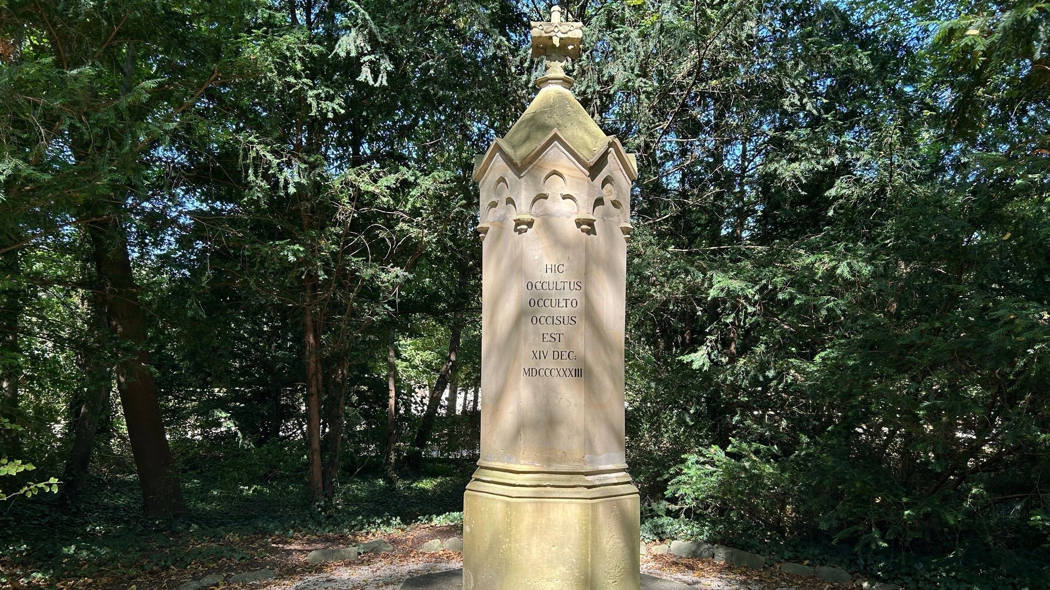 Ein Gedenkstein mit lateinischen Buchstaben.