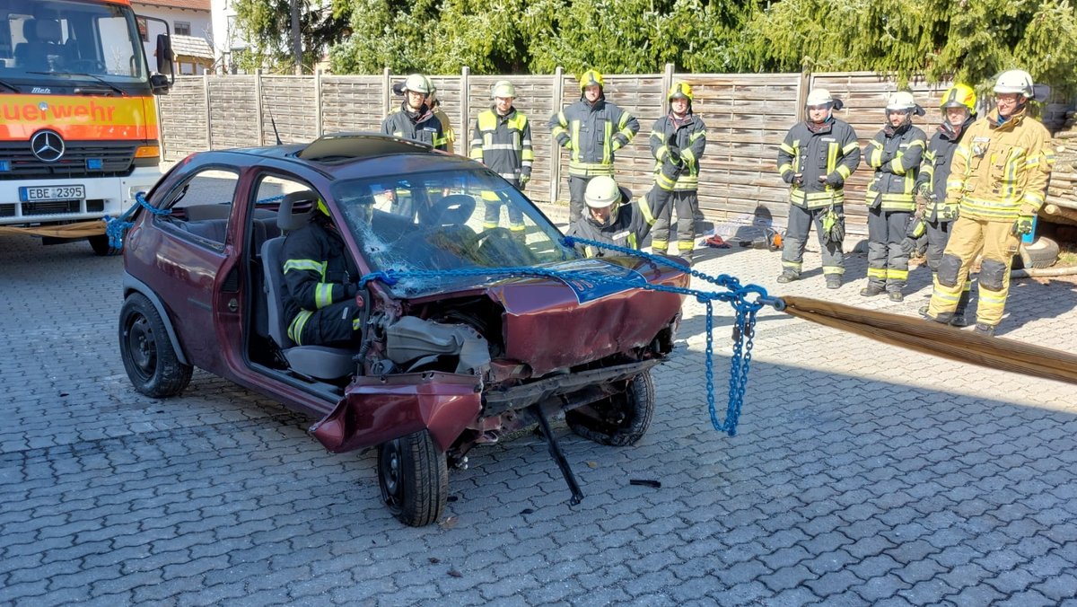 Schrottreife Autos zum Üben sind enorm wichtig für die Feuerwehr-Ausbildung. Übungsmodelle zu bekommen, ist aber schwierig geworden.