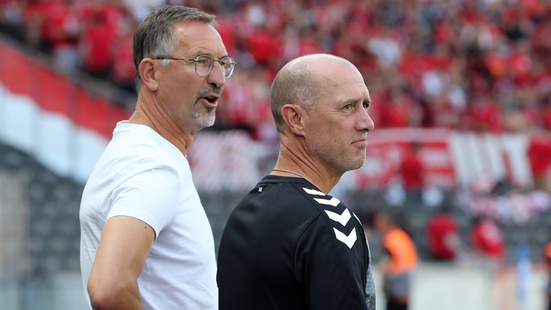 Achim Beierlorzer (links) und Joe Enochs. | Bild: picture-alliance / dpa Achim Beierlorzer (links) und Joe Enochs.