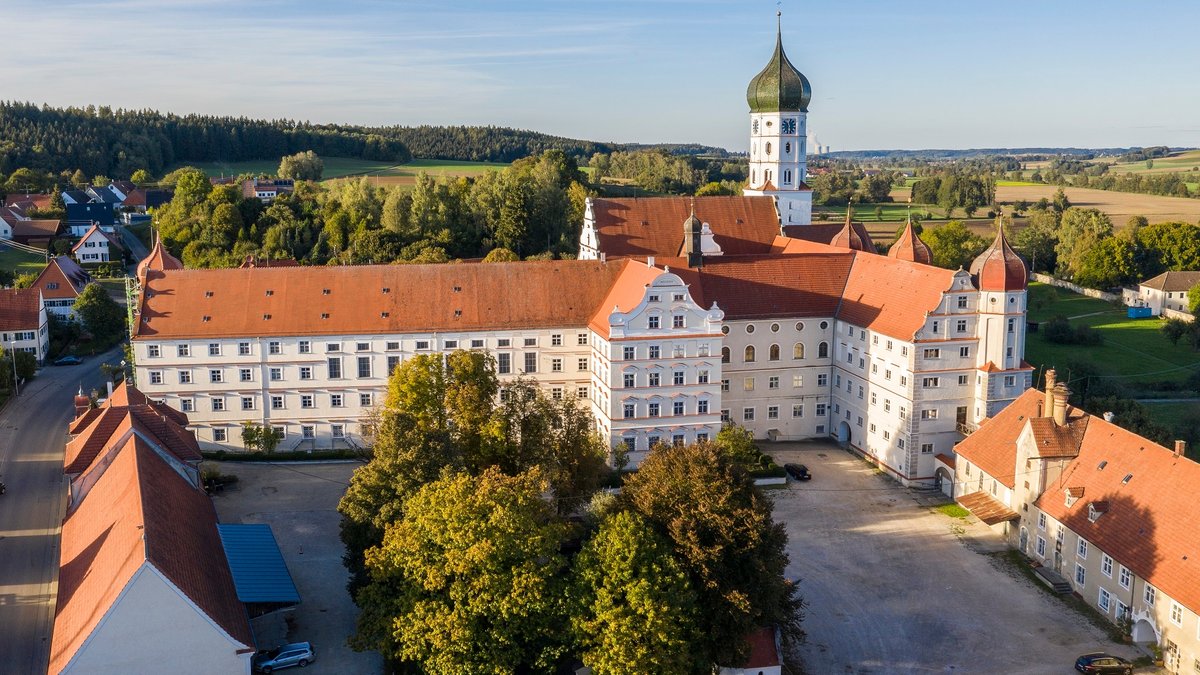 Die mächtige Klosteranlage Wettenhausen mit Kirche und Klostergebäude