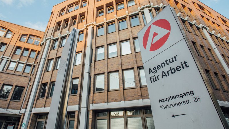 Agentur für Arbeit. | Bild: BR/Johanna Schlüter Agentur für Arbeit.
