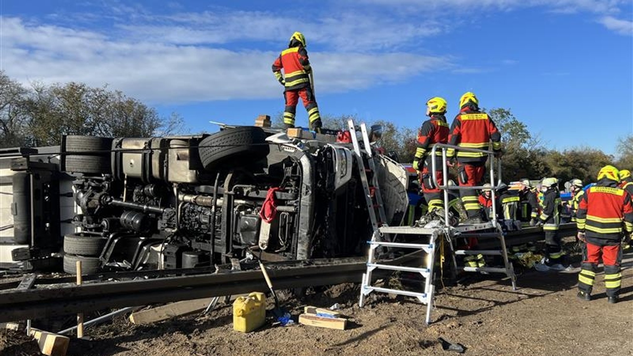 Einsatzkräfte bei dem umgekippten LKW