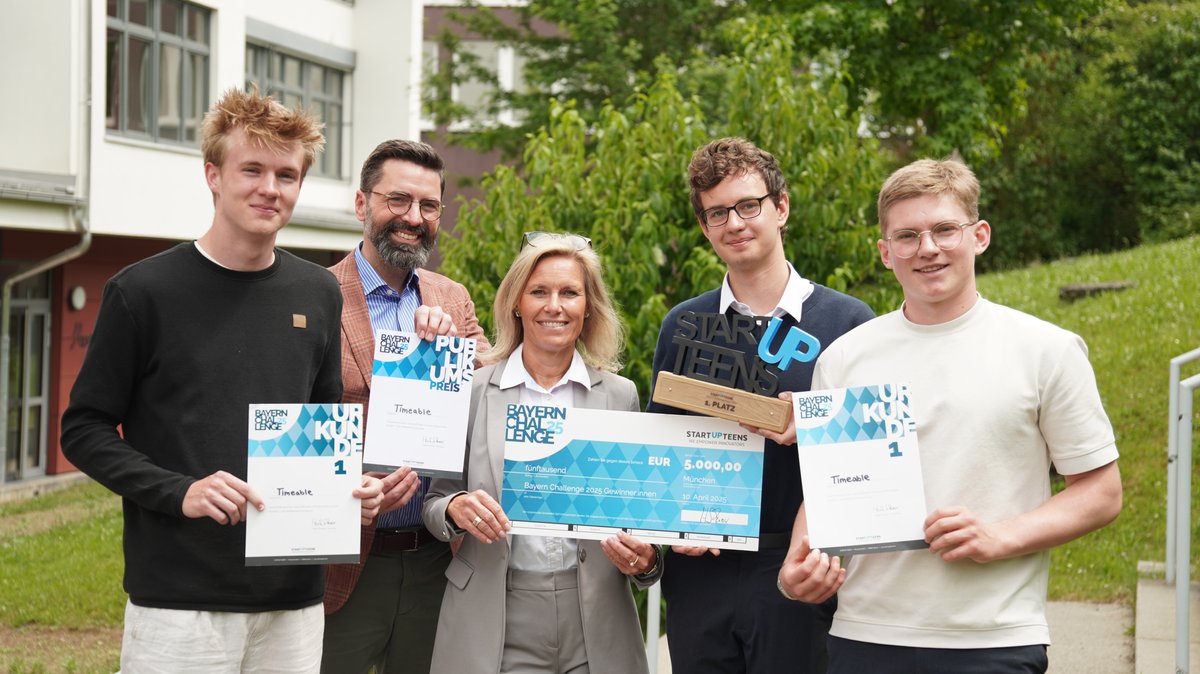 Ersttester Noah Kolbert und die Leitung des Gymnasiums Marktbreit mit Timeable-Erfindern Valentin Hemm und Ben Tovote (links nach rechts).