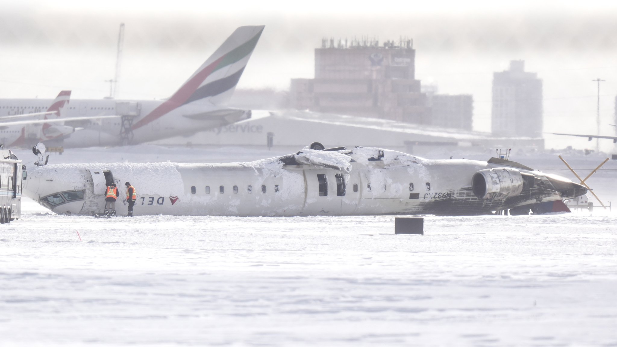 Flugzeug überschlägt sich bei Bruchlandung: 18 Verletzte