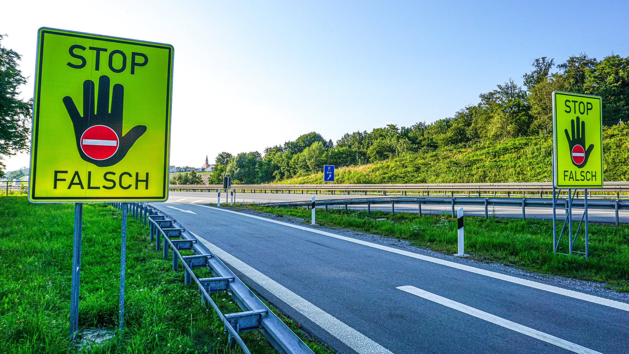 Warnschilder für Falschfahrer. | Bild: picture alliance / Fotostand | Fotostand / Freitag Warnschilder für Falschfahrer.