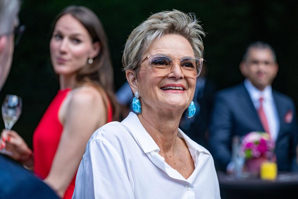 Gloria Fürstin von Thurn und Taxis vor dem Schloss St. Emmeram in Regensburg. 