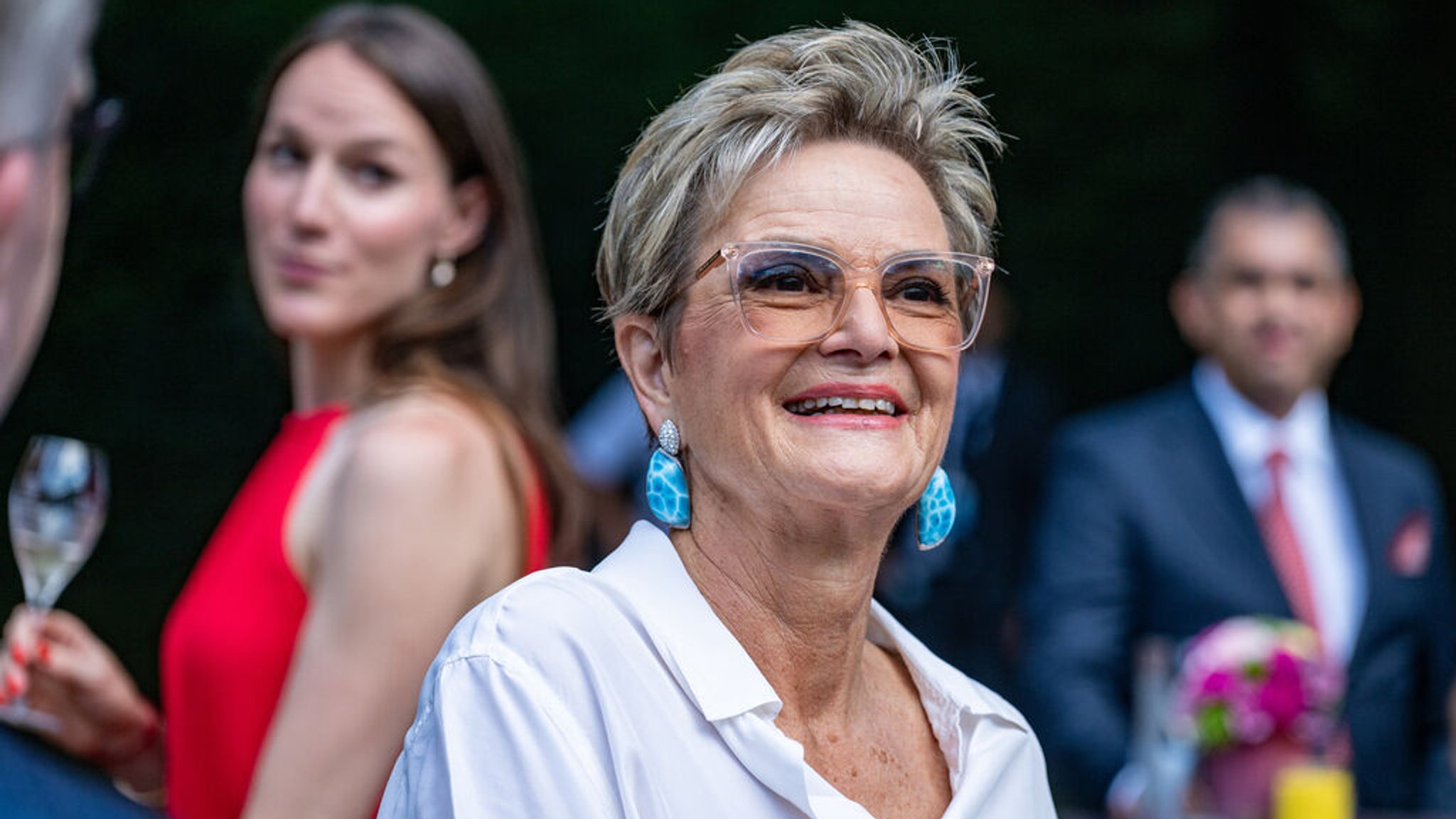 Gloria Fürstin von Thurn und Taxis vor dem Schloss St. Emmeram in Regensburg. 