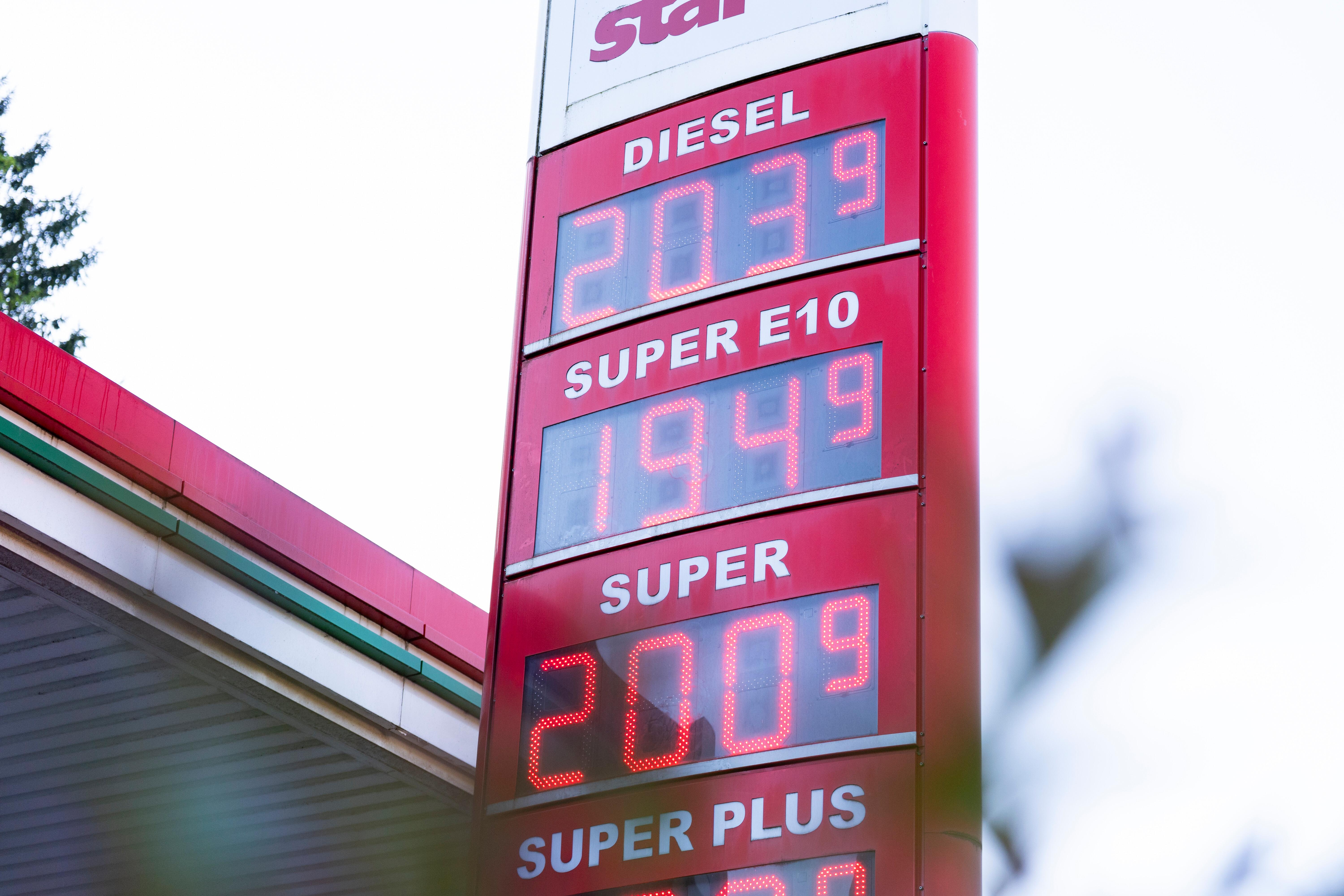 (Symbolbild) Preistafel einer Tankstelle mit aktuellen Kraftstoffpreisen für Diesel, Super E10, Super und Super Plus