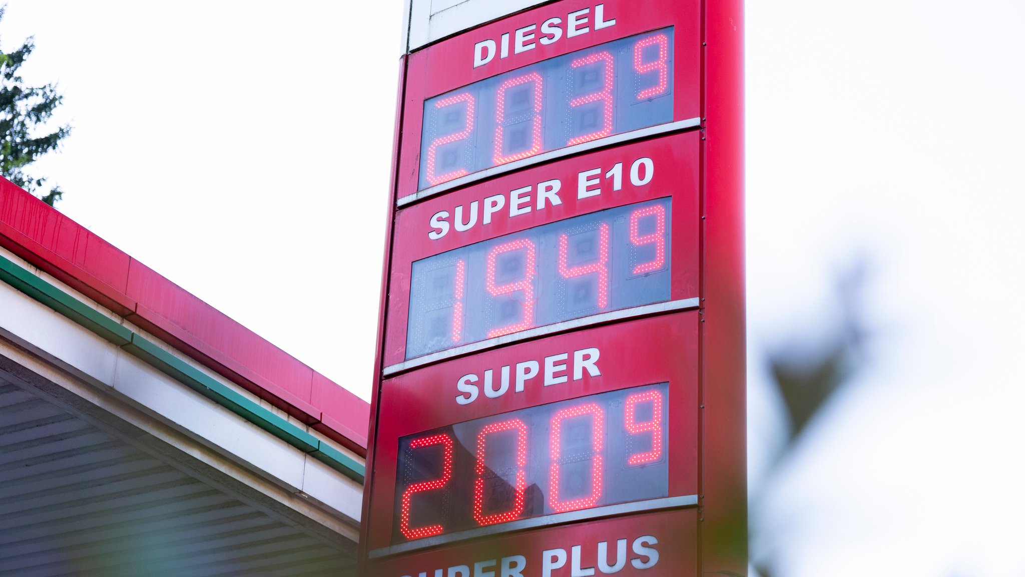 (Symbolbild) Preistafel einer Tankstelle mit aktuellen Kraftstoffpreisen für Diesel, Super E10, Super und Super Plus