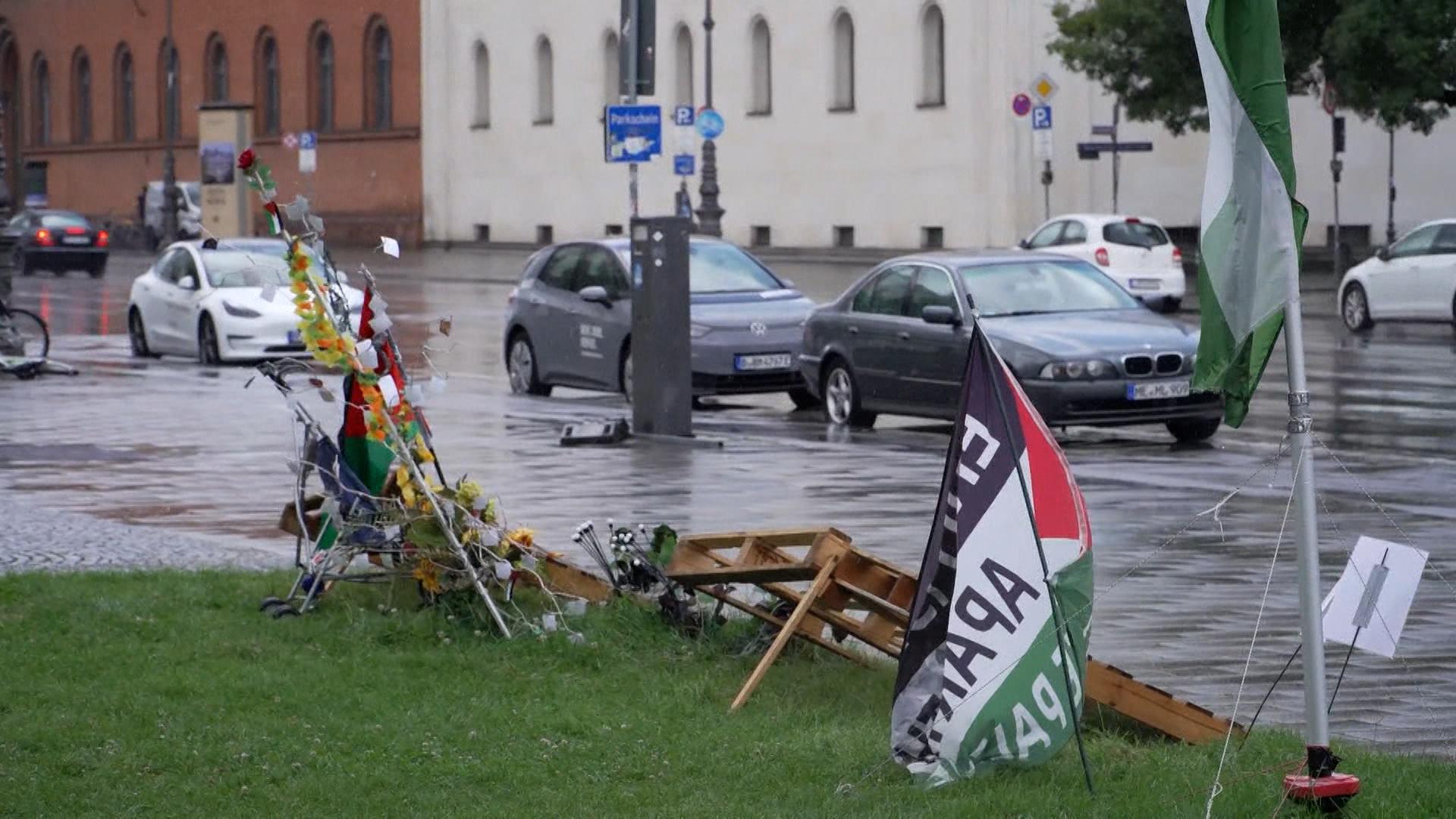 Flaggen am Tatort vor der Ludwig-Maximilians-Universität in München