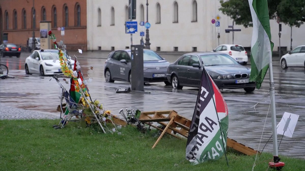 Flaggen am Tatort vor der Ludwig-Maximilians-Universität in München