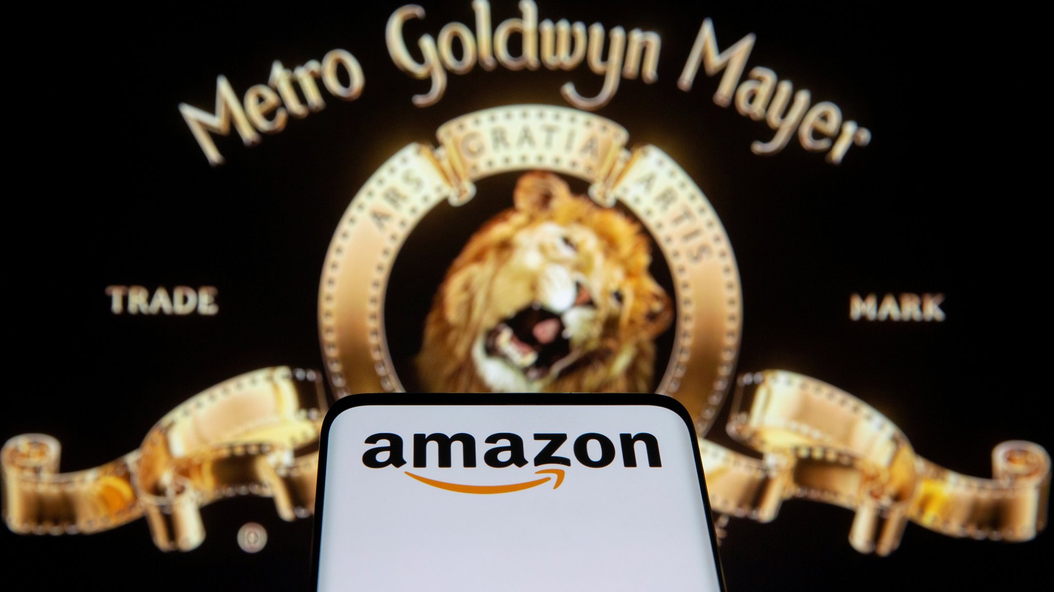 Bildmontage: MGM-Löwe und Amazon