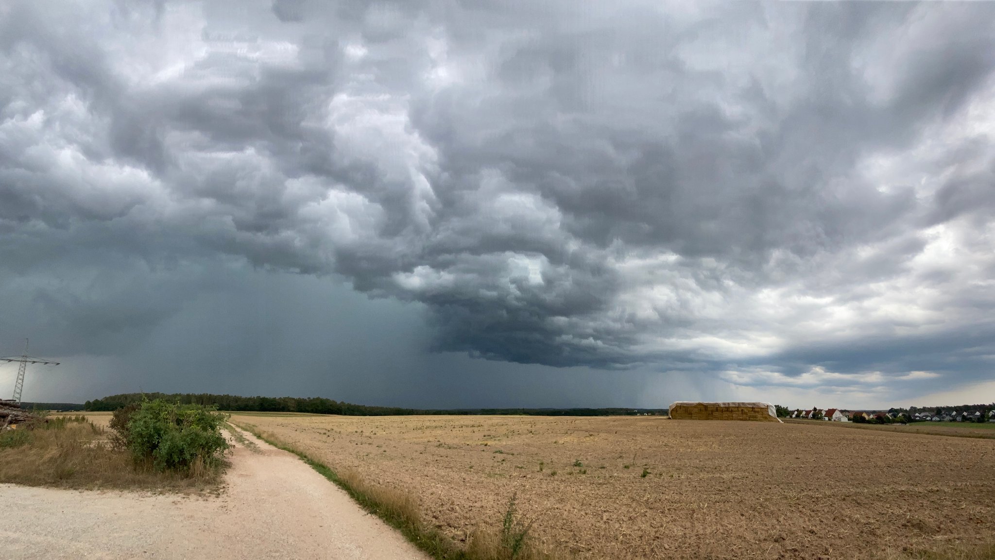 Dunkle Gewitterwolken in Franken.