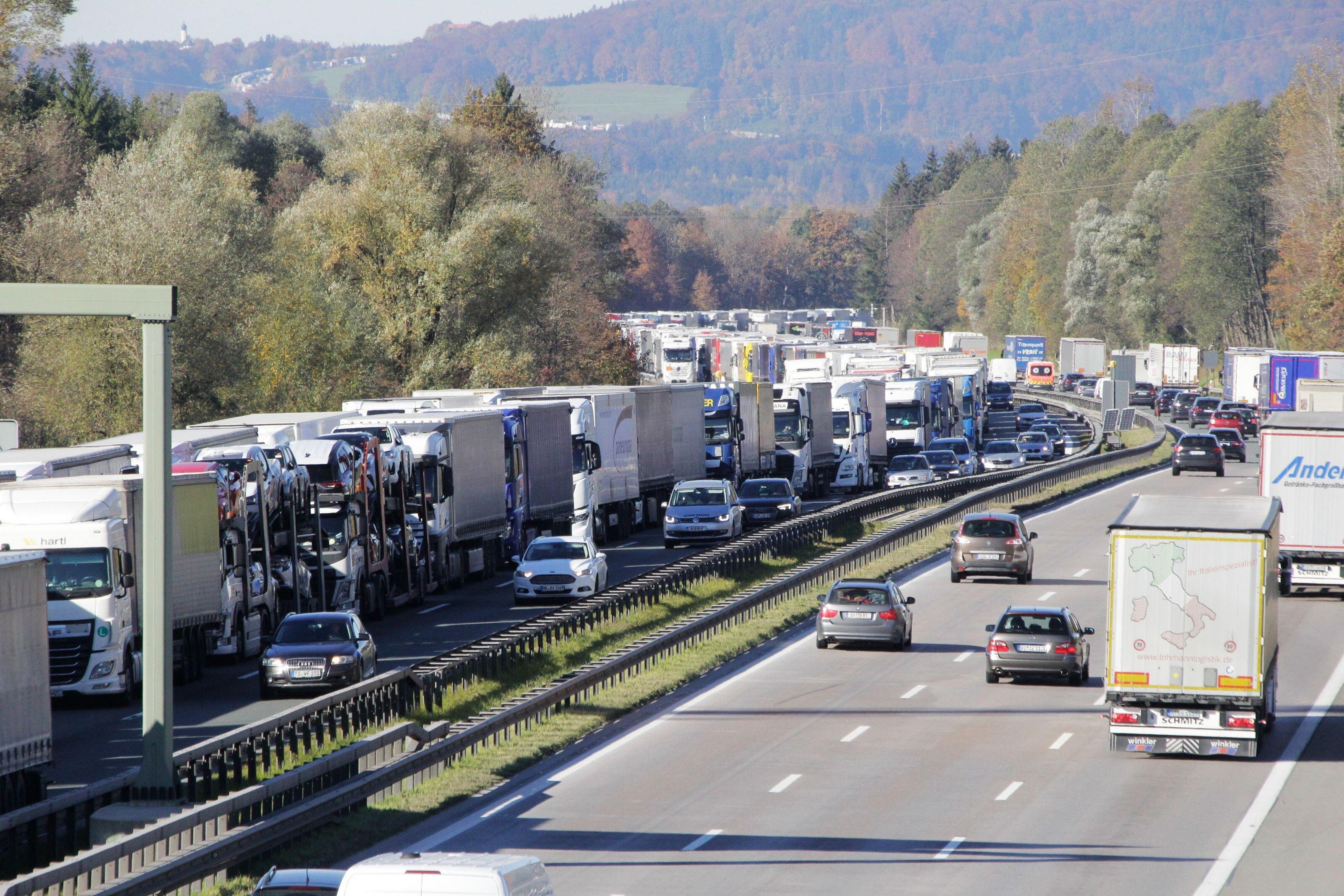 Zahlreiche Lastwagen stauen sich kilometerlang im Inntal auf der Autobahn 8 in Richtung Österreich. Grund ist eine Blockabfertigung an der Grenze.