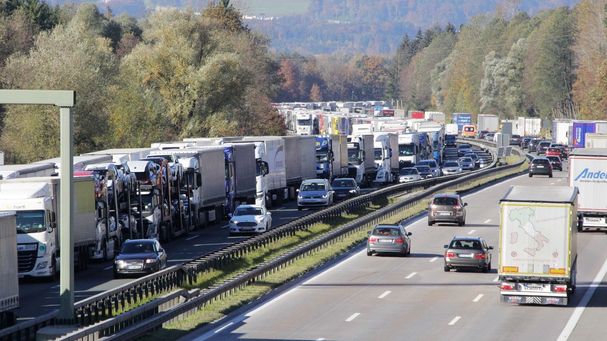 Tirol verteidigt Transitpolitik und weitet Fahrverbote aus